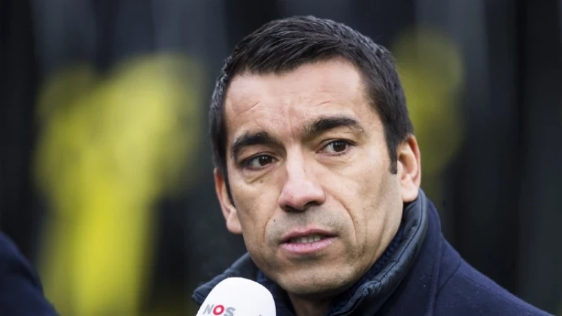 Van Bronckhorst niet blij met actie Feyenoorder: 'Mag nooit gebeuren'